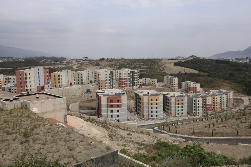 Depremin ardından yeniden inşa edilen kentte TOKİ konutlarının kiraları 10 bin TL'den başlıyor (Fotoğraflı) Ramazan İlın HATAY (İHA) - Hatay'da deprem sonrası inşa edilen konutların teslim edilmesiyle kira piyasasında hareketlilik yaşandı. Emlakçı Jülide Özkan, TOKİ konutlarında kiraların 10 bin ila 15 bin TL, rezerv alanlardaki konutlarda ise 15 bin ila 20 bin TL arasında değiştiğini belirterek fiyatların dairenin özelliklerine göre farklılık gösterdiğini söyledi. Özkan, tapuları henüz çıkmayan konutların sözleşmeyle satışının ise risk taşıdığına dikkat çekti. Asrın felaketinde binlerce binanın yerle bir olduğu Hatay'da 2023 yılında kira fiyatlarında yüzde 100 oranında artış yaşanmıştı. Çevre, Şehircilik ve İklim Değişikliği Bakanlığının kentte yürüttüğü ihya ve inşa çalışmalarıyla birlikte teslim edilen deprem konutları kira fiyatlarını da etkiledi. Geride kalan süreçte toplamda 98 bin 74 bağımsız bölümün hak sahibi belirlenirken, vatandaşlar yeni yuvalarına yerleşmeye devam ediyor. Depremin yaşandığı 2023 yılında kira fiyatlarının tavan yaptığı kentte konutların teslimi ve ailelerin yerleşmesiyle birlikte kira fiyatlarında, 2026 yılın ilk çeyreğinde ciddi düşüşler yaşandı. Dairelerin kira fiyatlarının bulundukları katlara ve şehre uzaklıklarına göre değiştiğini ifade eden emlakçı Jülide Özkan, kentteki deprem konutlarında en düşük kira fiyatının 10 bin TL, en yüksek kira fiyatının 20 bin TL civarında olduğunu söyledi. "TOKİ konutlarında 7 bin ila 13 bin lira arasında olan kiralar, şu anda 10 bin ila 15 bin lira aralığına yükseldi" Yılın ilk aylarında kira fiyatlarının 7 ila 13 bin TL olurken şimdi ise 10 ila 15 bin TL civarında yükseldiğini ifade eden emlakçı Jülide Özkan, "Yılın ilk çeyreğinde daha önce de görüşmüştük. TOKİ konutlarında kira fiyatları 7 bin ile 13 bin lira arasındaydı. Şimdi rezerv alanlardaki konutlar teslim edilmeye başlandı. Konutların teslim edilmesi, konteyner kentlerin boşaltılması ve tayin döneminin aynı zamana denk gelmesiyle kira fiyatlarında bir miktar yükseliş yaşandı. Artık şehir merkezindeki binalarımızın ortalama yaşı da yaklaşık 6 oldu. Binaların büyük bölümünün yeni olması da kira fiyatlarının yükselmesinde etkili oluyor. Daha önce TOKİ konutlarında 7 bin ila 13 bin lira arasında olan kiralar, şu anda 10 bin ila 15 bin lira aralığına yükseldi. Rezerv alanlardaki konutlarda ise kiralar genellikle 15 bin ila 20 bin lira arasında değişiyor. Fiyatlar dairenin konumuna, oda sayısına, metrekaresine ve cephesine göre farklılık gösteriyor. Açıkçası kira fiyatlarında bir miktar düşüş bekliyoruz. Çünkü insanların ödeme gücü bizim için önemli. Şu anda istediğimiz kirayı isteyelim, insanlar ödeyemedikten sonra bunun bir anlamı yok. Her zaman piyasada fiyatı alıcının belirlediğini söyleriz. Bu nedenle ödeme gücünü göz önünde bulundurarak fiyatlarda düşüş bekliyoruz. Konut sayısının artmasıyla birlikte piyasada farklı bir durum oluştu. Daha önce şehirde eski binalar, küçük daireler ve bodrum katları vardı. Bu konutlar daha uygun fiyatlarla kiraya verilebiliyordu. Şimdi insanlar daha çok yeni dairelere sahip olduğu için ev sahipleri de 'dairem sıfır' diyerek daha yüksek kira talep ediyor. Ancak vatandaşların bu kiraları ödeme gücü oldukça sınırlı" dedi. "Bu nedenle tapular çıkmadan sözleşmeyle satış yapmak ciddi risk taşıyor ve açıkçası tapuların çıkarılmasını beklemek gerekiyor" TOKİ konutlarını satın almak isteyen vatandaşların tapuları çıktıktan sonra satın almaları gerektiğini söyleyen emlakçı Jülide Özkan, "Vatandaşlarımızın birçoğu şehir dışına taşındı ve göç hâlâ devam ediyor. Bu nedenle bazı hak sahipleri konutlarını satmak istiyor. Ancak tapular henüz çıkarılmadığı için satış işlemlerini sözleşme üzerinden yapmaya çalışıyorlar. Bu yöntem ise güvenli değil. İnsanlar bu sözleşmelere güvenerek birikimlerini ortaya koyabiliyor. Fakat sözleşmenin hukuki bağlayıcılığı ve geçerliliği konusunda sorunlar yaşanabileceği için dikkatli olmak gerekiyor. Ödenen miktarlar da az değil. 1,5 ve 2 milyon liraya ulaşan tutarlar söz konusu. Bu nedenle tapular çıkmadan sözleşmeyle satış yapmak ciddi risk taşıyor. Açıkçası tapuların çıkarılmasını beklemek gerekiyor. Şu anda noterde veya başka bir resmi kurumda bu şekilde sözleşmeyle satış ya da hak devri yapılması mümkün değil" ifadelerini kullandı.