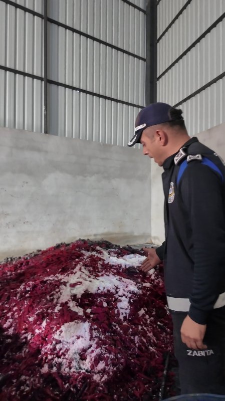 İhbar üzerine gidilen adreste mide bulandıran şartlarda gıda üretildiği ortaya çıktı