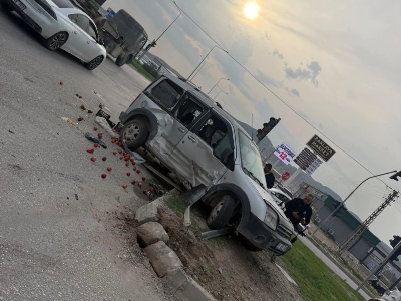 Hatay'da kamyonetle çarpışan hafif ticari araç sürücüsü yaralandı