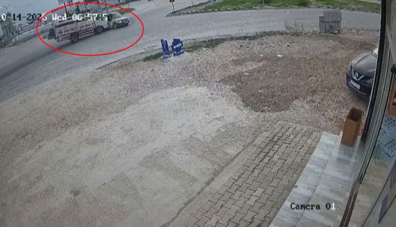 Hatay'da kamyonetle çarpışan hafif ticari araç sürücüsü yaralandı