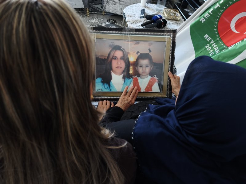 Evlatları yanarak can veren acılı anneler, Mihraç Ural'ın yanarak can vermesini istiyorlar (Fotoğraflı) Ahmet Arslan HATAY (İHA) - Hatay'ın Reyhanlı ilçesinde 2013 yılında 53 kişinin hayatını kaybettiği terör saldırısının faili olan Mihraç Ural'ın (Ali Kayalı) Suriye Genel İstihbarat Teşkilatı tarafından yakalandığının açıklanması şehit ailelerini sevindirdi. Acıları yeniden hatırlanan aileler, operasyon nedeniyle yetkililere teşekkür ederek devletin yanında olduklarını ifade ettiler. Suriye Genel İstihbarat Teşkilatı, 2013'te Banyas'ta gerçekleştirilen katliamın başlıca sorumlusu olmakla suçlanan ve "Mirac Ural" adıyla bilinen Ali Kayalı'nın sınırdan kaçmaya çalışırken yakaladığını açıkladı. Öte yandan Reyhanlı ilçesinde 2013 yılında 53 kişinin hayatını kaybettiği terör saldırısının faili olan Mihraç Ural'ın yakalanması şehit ailelerini sevindirdi. "Bu gün televizyonlarda Mihraç Ural'ın yakalandığını duyduk ve çok sevinçliyiz" Reyhanlı'daki bombalı saldırıda evladını ve kardeşini kaybeden Hatice Kübra Erboz: "Ben 11 Mayıs Şehidi Fatmanur Erboz'un annesi ve Nadire Kuvvet'in kız kardeşiyim. Bu gün televizyonlarda Mihraç Ural'ın yakalandığını duyduk ve çok sevinçliyiz. Devletimize çok teşekkür ederiz. Eninde sonunda suçluların cezalarını çekeceklerini biliyorduk, devletimize güveniyorduk. Rabbim çok şükür Mihraç Ural'ın tutuklandığı haberini duymayı da nasip etti. Suçluların gerekli cezayı almaları bizim yüreğimize bir nebze su serpecek. Rabbim bir daha böyle acılar yaşatmasın. Çok sevinçliyiz, inşallah bu son olur. Suçlular gerekli cezayı çekerler" dedi. "Rabbimden tek isteğim Mihraç Ural ve diğer yandaşları yanarak can versinler" Evladının çektiği acıyı terör saldırısının faili olan Ural'ın da çekmesini istediğini söyleyen Erboz, "Benim evladım, bombalı saldırıda oluşan yangında yanarak can verdi ve biz yangını söndürmek için su bulamadık. Evladımdan geriye birkaç kemik parçası bulduk, onları defnettik. Rabbimden tek isteğim Mihraç Ural ve diğer yandaşları yanarak can versinler. Yangını söndürecek bir bardak su bulamasınlar. Rabbim ülkemize kötülük yapmak isteyenlere fırsat vermesin, ülkemiz bölünmez ve bölemezler" şeklinde konuştu. "Askerimizden ve polisimizden Allah razı olsun, çocuklarımızın kanı yerde kalmadı" Torununu ve kızını terör saldırısında kaybeden Döne Kuvvet, "Nadir'in annesiyim ve Fatmanur'un annenesiyim. Çok sevinçliyiz, ne söyleyeceğimizi bile bilemiyoruz. Rabbime şükür elhamdürillah. Askerimizden ve polisimizden Allah razı olsun, çocuklarımızın kanı yerde kalmadı, biz üzüldük Rabbim kimseyi üzmesin. Rabbim hiçbir anayı ve babayı bizim gibi üzmesin. Allah devletimize zarar vermesin. Rabbim evlatlarımıza bu acıya çektirene daha çok acı versin" dedi.