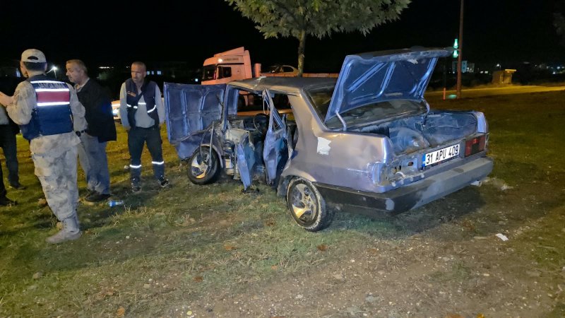 Tofaş'ın hurdaya döndüğü kazada 4 kişi yaralandı (Fotoğraflı) Yakup Söylemez HATAY (İHA) - Hatay'da 2 otomobilin çarpışmasıyla yaşanan kazada 4 kişi yaralandı. Kazada çarpışmanın etkisiyle Fiat Tofaş araç hurdaya döndü. Kaza, Hatay - Gaziantep kara yolu Hassa ilçesi Gülkent kavşağında yaşandı. Seyir halinde olan 31 APU 409 plakalı Fiat Tofaş marka otomobil, 33 ARF 082 plakalı otomobille çarpıştı. Kazanın ardından bölgeye; itfaiye, sağlık ve polis ekipleri sevk edildi. Yaralanan 4 kişi, itfaiye ekipleri tarafından kurtarılarak sağlık ekiplerine teslim edildi. Yaralılar, ilk müdahalenin ardından hastanede tedavi altına alındı. Polis ekipleri kazayla ilgili inceleme başlattı.