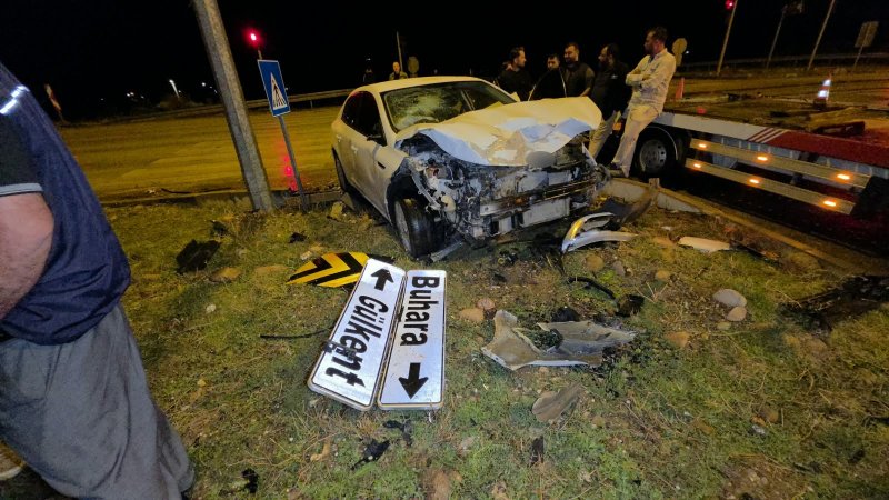 Tofaş'ın hurdaya döndüğü kazada 4 kişi yaralandı (Fotoğraflı) Yakup Söylemez HATAY (İHA) - Hatay'da 2 otomobilin çarpışmasıyla yaşanan kazada 4 kişi yaralandı. Kazada çarpışmanın etkisiyle Fiat Tofaş araç hurdaya döndü. Kaza, Hatay - Gaziantep kara yolu Hassa ilçesi Gülkent kavşağında yaşandı. Seyir halinde olan 31 APU 409 plakalı Fiat Tofaş marka otomobil, 33 ARF 082 plakalı otomobille çarpıştı. Kazanın ardından bölgeye; itfaiye, sağlık ve polis ekipleri sevk edildi. Yaralanan 4 kişi, itfaiye ekipleri tarafından kurtarılarak sağlık ekiplerine teslim edildi. Yaralılar, ilk müdahalenin ardından hastanede tedavi altına alındı. Polis ekipleri kazayla ilgili inceleme başlattı.