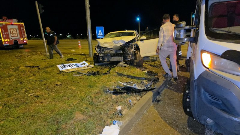 Tofaş'ın hurdaya döndüğü kazada 4 kişi yaralandı (Fotoğraflı) Yakup Söylemez HATAY (İHA) - Hatay'da 2 otomobilin çarpışmasıyla yaşanan kazada 4 kişi yaralandı. Kazada çarpışmanın etkisiyle Fiat Tofaş araç hurdaya döndü. Kaza, Hatay - Gaziantep kara yolu Hassa ilçesi Gülkent kavşağında yaşandı. Seyir halinde olan 31 APU 409 plakalı Fiat Tofaş marka otomobil, 33 ARF 082 plakalı otomobille çarpıştı. Kazanın ardından bölgeye; itfaiye, sağlık ve polis ekipleri sevk edildi. Yaralanan 4 kişi, itfaiye ekipleri tarafından kurtarılarak sağlık ekiplerine teslim edildi. Yaralılar, ilk müdahalenin ardından hastanede tedavi altına alındı. Polis ekipleri kazayla ilgili inceleme başlattı.