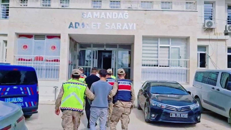 Hatay'da 1 yılda 400 klima ünitesini çalan hırsızlık şebekesi çökertildi (Fotoğraflı) Veysel Korkmaz HATAY (İHA) - Hatay'da konutlardan farklı zamanlarda 100 klima dış ünitesi ve 300 klima iç ünitesinin çalınmasıyla ilgili yürütülen çalışmalarda 5 şüpheli yakalandı. Şüphelilerden 3'ü tutuklanırken, 2'si adli kontrol şartıyla serbest bırakıldı. İl Jandarma Komutanlığı ekipleri, 13 Eylül'e Samandağ ilçesi Hıdırbey Mahallesi'ndeki siteden 7 klima iç ünitesi ve 3 klima dış ünitesinin çalınması üzerine çalışma başlattı. Yapılan istihbari çalışmalar sonucunda, olayın siteden yaklaşık bir yıldır farklı zamanlarda gerçekleştirilen çok sayıda klima hırsızlığıyla bağlantılı olduğu belirlendi. Samandağ Cumhuriyet Başsavcılığı koordinesinde yürütülen çalışmalarda, İran uyruklu İ.A.H. ve H.İ. isimli şüpheliler yakalanarak gözaltına alındı. Olayla bağlantılı olduğu belirlenen M.E.O., S.K. ve İ.G. isimli 3 şüpheli ise teknik takip sonucu Gaziantep İl Emniyet Müdürlüğü ekipleriyle düzenlenen ortak operasyonla kentte yakalandı. Şüphelilerin Gaziantep'teki ev ve eklentilerinde yapılan aramalarda 5 klima iç ünitesi ve 2 klima dış ünitesi ele geçirildi. Gözaltına alınan 5 şüpheliden İran uyruklu 2 kişi adli kontrolle serbest bırakılırken, diğer 3 şüpheli tutuklanarak cezaevine gönderildi.