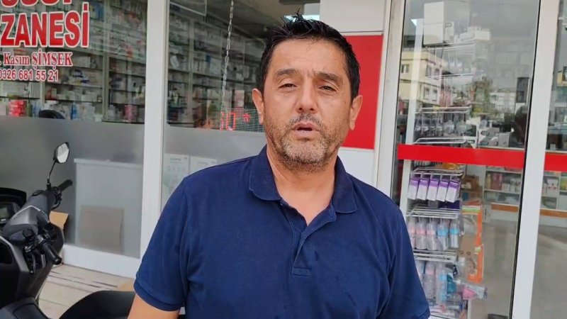 HATAY (İHA) - Hatay'da mahallelinin dostu olan ve mizah amaçlı çekilen görüntüleriyle ilgi odağı olan karganın sırra kadem basmasıyla Süleyman Bakıcı, "Gören duyan varsa her ne sebeple götürdüyse geri getirin arkadaşlar, biz kargamızı istiyoruz" diyerek kargayı görenlere seslendi.
