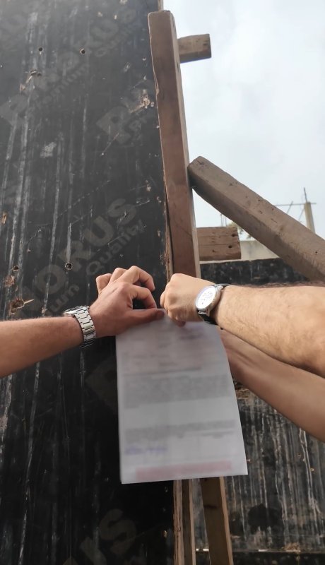 İskenderun’da güvenlik önlemi almayan inşaatlar mühürlendi (Fotoğraflı) İlayda Korkmaz HATAY (İHA) - Hatay’ın İskenderun ilçesinde, yapılan uyarılara rağmen gerekli güvenlik önlemlerini almayan inşaatlara cezai işlem uygulanarak mühürleme işlemi gerçekleştirildi. İskenderun Belediyesi Yapı Kontrol Müdürlüğü ekipleri, vatandaşların can güvenliğini sağlamak amacıyla ilçe genelindeki inşaatlarda denetimlerini sürdürüyor. Denetimlerde, daha önce yapılan uyarılara rağmen gerekli güvenlik tedbirlerini almadığı belirlenen inşaatlar hakkında işlem yapıldı. İskenderun Belediye Başkanı Mehmet Dönmez, vatandaşların can güvenliğinin öncelikleri olduğunu belirterek inşaat firmalarının gerekli güvenlik önlemlerini alması konusunda uyarıldığını ifade etti. Kurallara uymayan işletmelere yönelik cezai işlemlerin sürdürüleceğini kaydeden Dönmez, ilçe genelindeki denetimlerin devam edeceğini bildirdi.