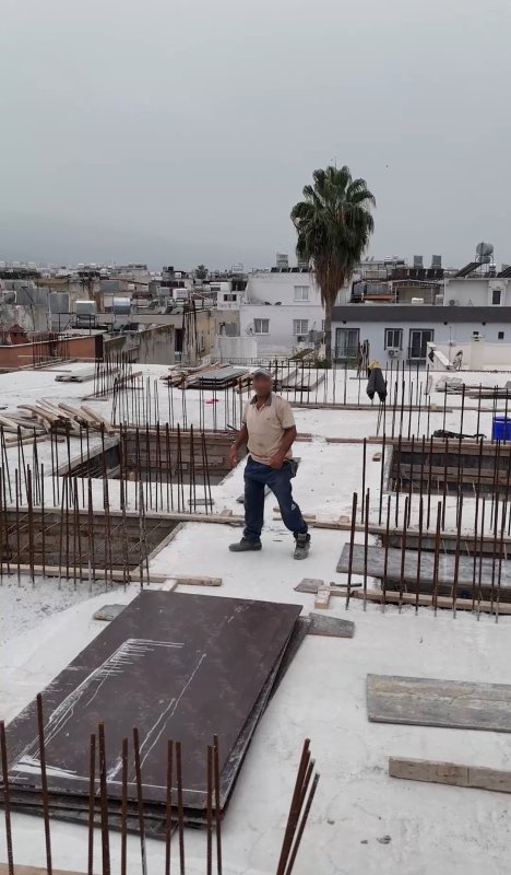 İskenderun’da güvenlik önlemi almayan inşaatlar mühürlendi (Fotoğraflı) İlayda Korkmaz HATAY (İHA) - Hatay’ın İskenderun ilçesinde, yapılan uyarılara rağmen gerekli güvenlik önlemlerini almayan inşaatlara cezai işlem uygulanarak mühürleme işlemi gerçekleştirildi. İskenderun Belediyesi Yapı Kontrol Müdürlüğü ekipleri, vatandaşların can güvenliğini sağlamak amacıyla ilçe genelindeki inşaatlarda denetimlerini sürdürüyor. Denetimlerde, daha önce yapılan uyarılara rağmen gerekli güvenlik tedbirlerini almadığı belirlenen inşaatlar hakkında işlem yapıldı. İskenderun Belediye Başkanı Mehmet Dönmez, vatandaşların can güvenliğinin öncelikleri olduğunu belirterek inşaat firmalarının gerekli güvenlik önlemlerini alması konusunda uyarıldığını ifade etti. Kurallara uymayan işletmelere yönelik cezai işlemlerin sürdürüleceğini kaydeden Dönmez, ilçe genelindeki denetimlerin devam edeceğini bildirdi.