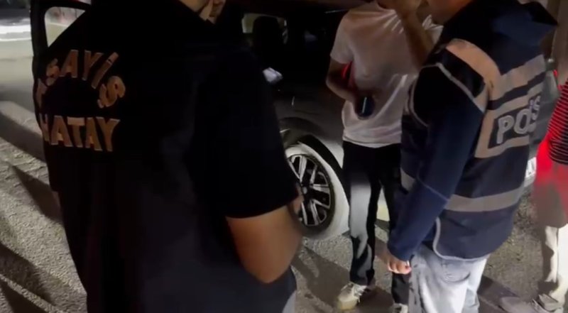 Hatay’da asayiş uygulamasında aranan 7 kişi yakalandı (Fotoğraflı) İlayda Korkmaz HATAY (İHA) - Hatay’ın Antakya ilçesinde genel asayiş ve kamu düzeninin sağlanmasına yönelik gerçekleştirilen uygulamada, çeşitli suçlardan aranan 7 kişi yakalandı, kurallara aykırı faaliyet gösterdiği belirlenen 2 işletmeye idari yaptırım uygulandı. Hatay Emniyet Müdürlüğü ekiplerince 14 Ekim tarihinde 19.00-20.00 saatleri arasında Kuzeytepe, Serinyol, Zülüflühan ve Dağ bölgeleri ile bu bölgelere bağlı cadde, sokak, park ve umuma açık işletmelerde denetim gerçekleştirildi. Uygulama kapsamında 211 kişi kontrol edilirken 45 araç sorgulandı, 8 umuma açık işletme denetlendi. Denetimlerde, basit yaralama suçundan 7 ay 14 gün kesinleşmiş hapis cezasıyla aranan 1 kişi ile iftira, kamu kurum ve kuruluşlarındaki eşya hakkında hırsızlık, cinsel saldırı, mala zarar verme, kasten yaralama ve taksirle yaralama suçlarından aranan 6 kişi yakalandı. Yakalanan 7 kişi, işlemleri için ilgili birimlere teslim edildi. Öte yandan, işletmelerden birine sorumlu müdür bulundurmaması, diğerine ise sigortasız işçi çalıştırması nedeniyle idari yaptırım uygulandı.