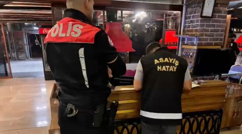 HATAY (İHA) - Hatay’ın Antakya ilçesinde genel asayiş ve kamu düzeninin sağlanmasına yönelik gerçekleştirilen uygulamada, çeşitli suçlardan aranan 7 kişi yakalandı, kurallara aykırı faaliyet gösterdiği belirlenen 2 işletmeye idari yaptırım uygulandı.