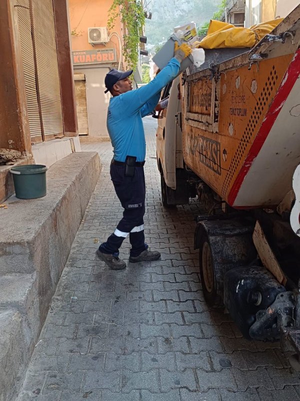 ANTAKYA'DA TEMİZLİK ÇALIŞMALARI SÜRÜYOR