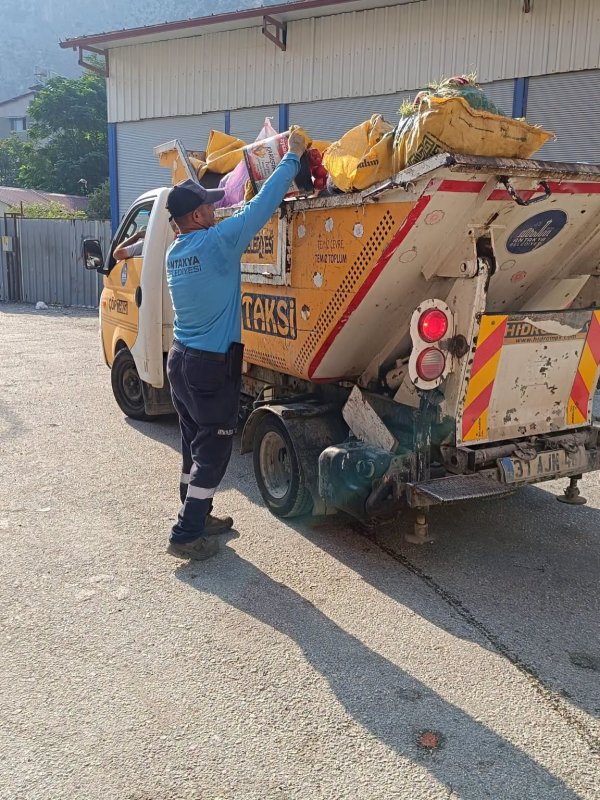 ANTAKYA'DA TEMİZLİK ÇALIŞMALARI SÜRÜYOR