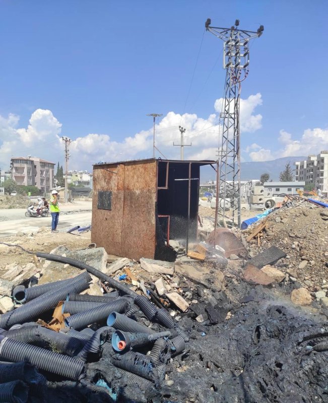ANTAKYA’DA İNŞAAT MALZEMELERİ YANDI