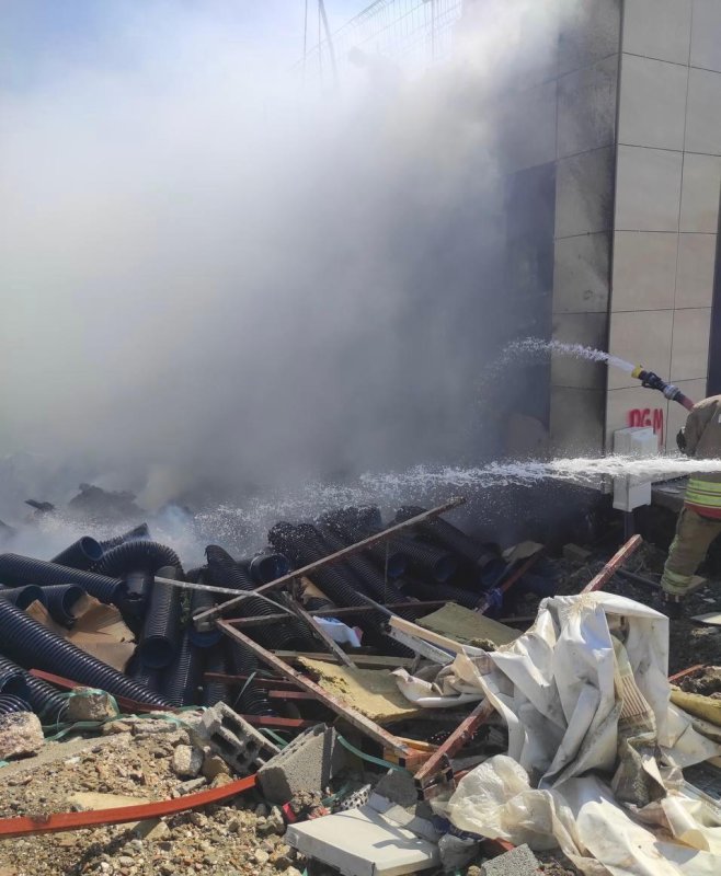 ANTAKYA’DA İNŞAAT MALZEMELERİ YANDI
