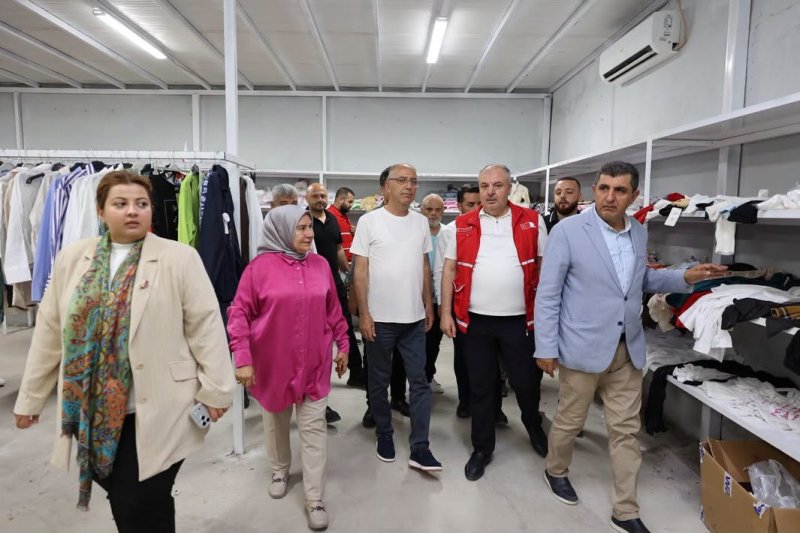 AK PARTİLİLERDEN KIZILAY ANTAKYA’YA ZİYARET