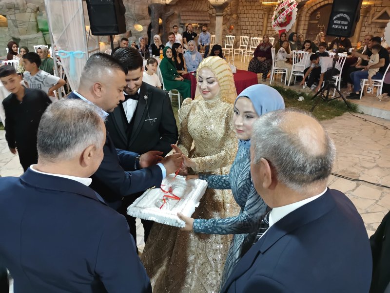 HATİCE VE M. TAHİR’İN MUTLULUĞUNA DOSTLARI ORTAK OLDU