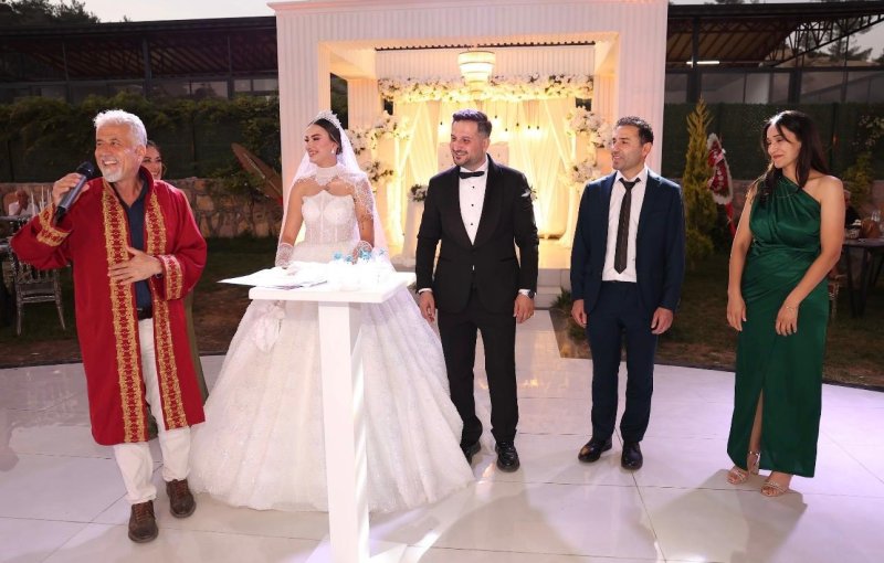 BAYRAMOĞLU VE BURÇ AİLELERİNİN MUTLU GÜNÜ GÖRKEMLİ DÜĞÜNLE ÇİFT DÜNYAEVİNE GİRDİ