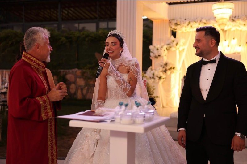 BAYRAMOĞLU VE BURÇ AİLELERİNİN MUTLU GÜNÜ GÖRKEMLİ DÜĞÜNLE ÇİFT DÜNYAEVİNE GİRDİ