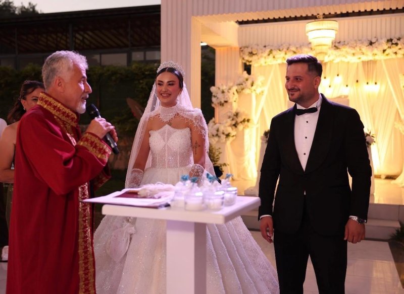 BAYRAMOĞLU VE BURÇ AİLELERİNİN MUTLU GÜNÜ GÖRKEMLİ DÜĞÜNLE ÇİFT DÜNYAEVİNE GİRDİ