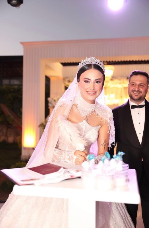 BAYRAMOĞLU VE BURÇ AİLELERİNİN MUTLU GÜNÜ GÖRKEMLİ DÜĞÜNLE ÇİFT DÜNYAEVİNE GİRDİ