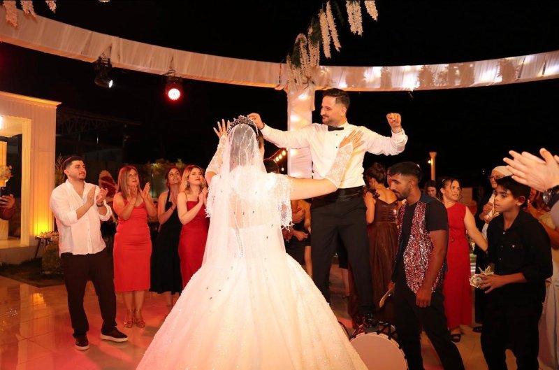 BAYRAMOĞLU VE BURÇ AİLELERİNİN MUTLU GÜNÜ GÖRKEMLİ DÜĞÜNLE ÇİFT DÜNYAEVİNE GİRDİ