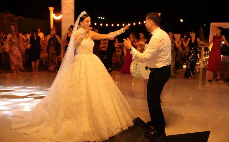 BAYRAMOĞLU VE BURÇ AİLELERİNİN MUTLU GÜNÜ GÖRKEMLİ DÜĞÜNLE ÇİFT DÜNYAEVİNE GİRDİ