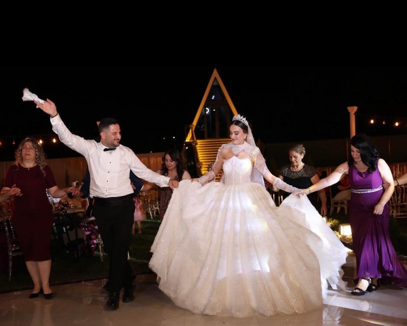 BAYRAMOĞLU VE BURÇ AİLELERİNİN MUTLU GÜNÜ GÖRKEMLİ DÜĞÜNLE ÇİFT DÜNYAEVİNE GİRDİ
