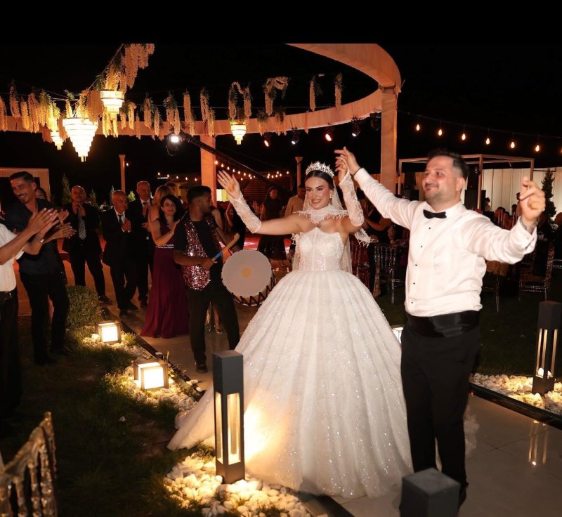 BAYRAMOĞLU VE BURÇ AİLELERİNİN MUTLU GÜNÜ GÖRKEMLİ DÜĞÜNLE ÇİFT DÜNYAEVİNE GİRDİ