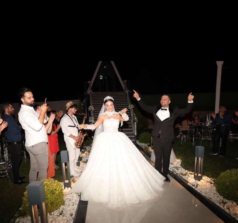 BAYRAMOĞLU VE BURÇ AİLELERİNİN MUTLU GÜNÜ GÖRKEMLİ DÜĞÜNLE ÇİFT DÜNYAEVİNE GİRDİ