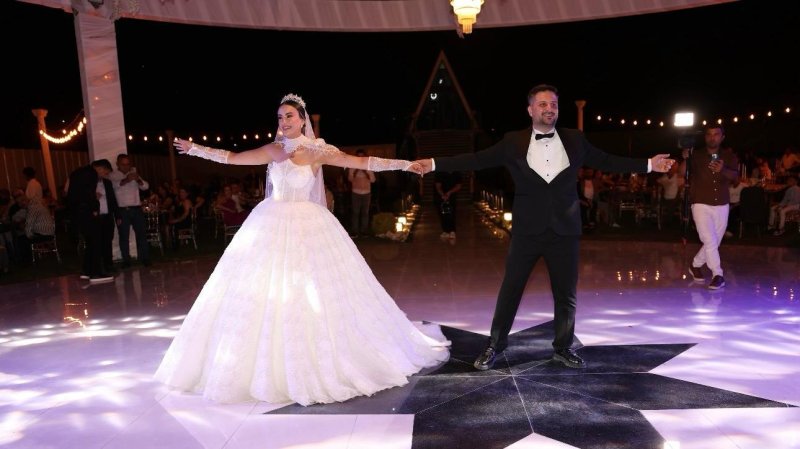 BAYRAMOĞLU VE BURÇ AİLELERİNİN MUTLU GÜNÜ GÖRKEMLİ DÜĞÜNLE ÇİFT DÜNYAEVİNE GİRDİ