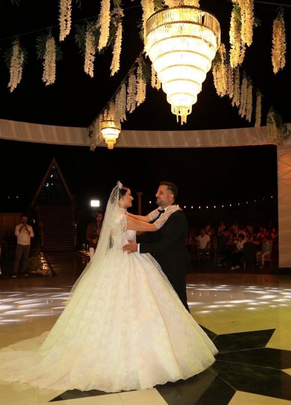 BAYRAMOĞLU VE BURÇ AİLELERİNİN MUTLU GÜNÜ GÖRKEMLİ DÜĞÜNLE ÇİFT DÜNYAEVİNE GİRDİ