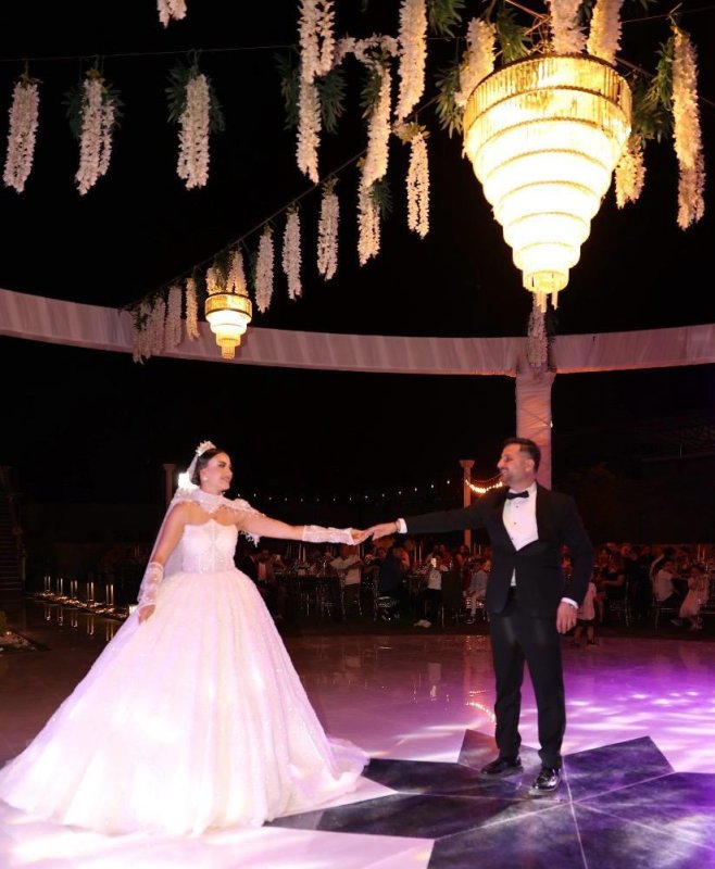 BAYRAMOĞLU VE BURÇ AİLELERİNİN MUTLU GÜNÜ GÖRKEMLİ DÜĞÜNLE ÇİFT DÜNYAEVİNE GİRDİ
