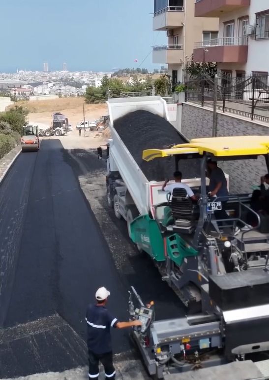 İSKENDERUN’DA SICAK ASFALT ÇALIŞMALARI HIZ KAZANDI