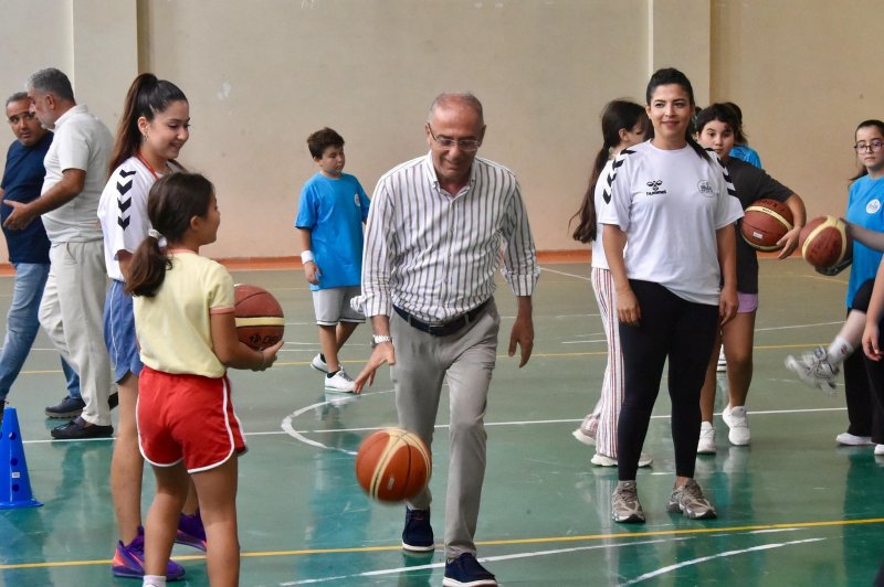 BAŞKAN YAPAR, GENÇ BASKETBOLCULARLA BULUŞTU