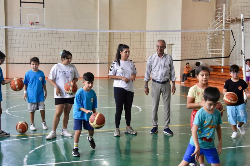 BAŞKAN YAPAR, GENÇ BASKETBOLCULARLA BULUŞTU