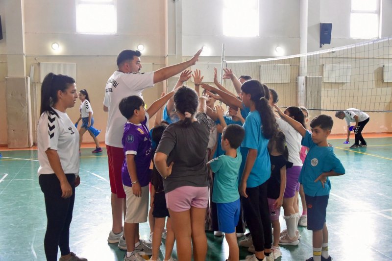 BAŞKAN YAPAR, GENÇ BASKETBOLCULARLA BULUŞTU