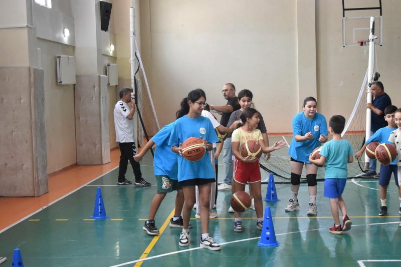 BAŞKAN YAPAR, GENÇ BASKETBOLCULARLA BULUŞTU