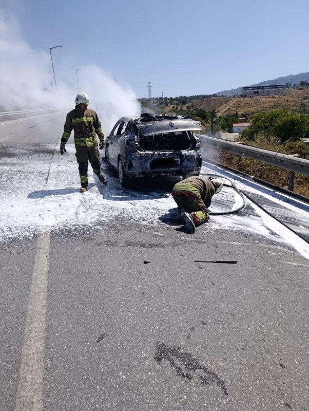Hatay’da alev topuna dönen araçta çıkan yangın söndürüldü 