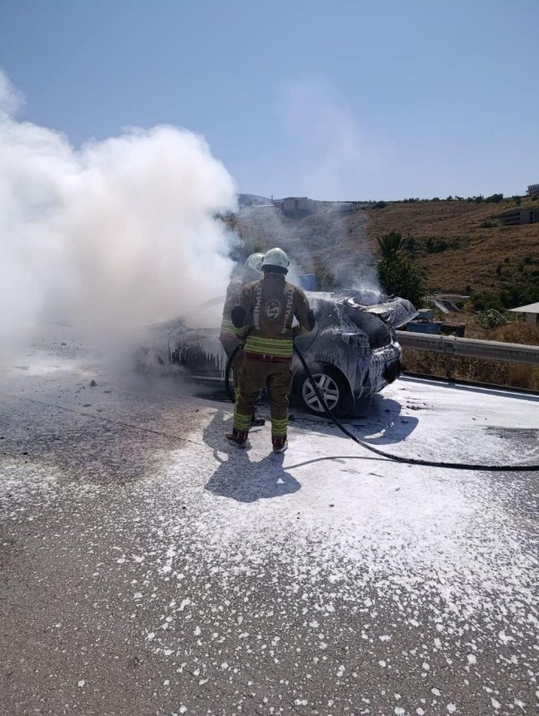 Hatay’da alev topuna dönen araçta çıkan yangın söndürüldü 