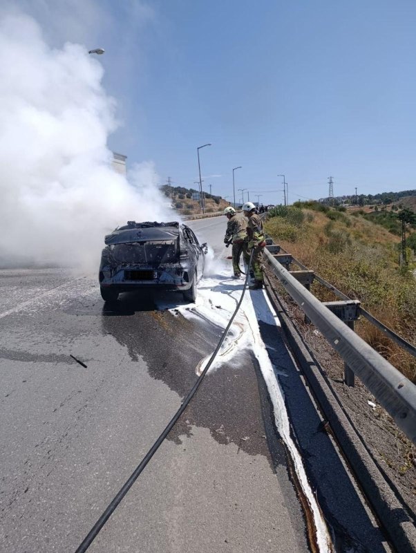 Hatay’da alev topuna dönen araçta çıkan yangın söndürüldü 
