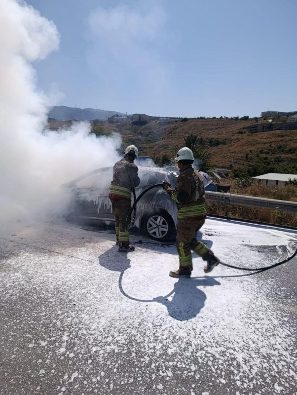 Hatay’da alev topuna dönen araçta çıkan yangın söndürüldü 