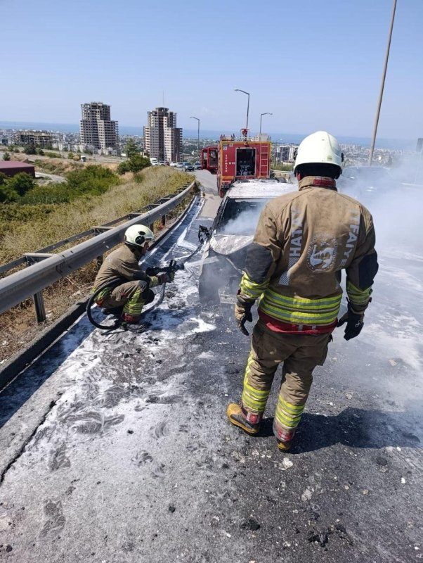 Hatay’da alev topuna dönen araçta çıkan yangın söndürüldü 