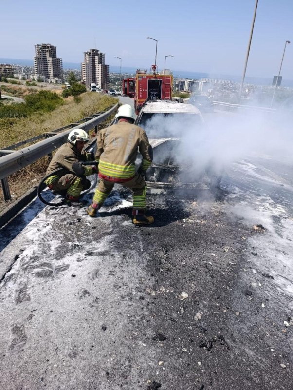 Hatay’da alev topuna dönen araçta çıkan yangın söndürüldü