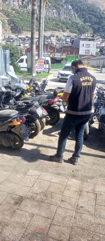Antakya’da motosiklet tamircileri ve yedek parça satıcılarına denetim (Fotoğraflı) İlayda Korkmaz HATAY (İHA) - Hatay’ın Antakya ilçesinde motosiklet tamircileri ve yedek parça satan iş yerlerine yönelik gerçekleştirilen denetimlerde 68 iş yeri kontrol edildi. Hatay Emniyet Müdürlüğü ekiplerince 2 Eylül tarihinde ilçe genelinde gerçekleştirilen uygulamada, 178 şahıs ile 335 motosikletin sorgulaması yapıldı. Denetimlerde 2 iş yerinin vergi levhası ve çalıştırma ruhsatının bulunmadığı tespit edildi. Eksikliklerle ilgili gerekli idari işlemler yapıldı.
