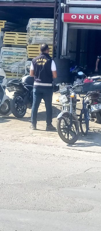 Antakya’da motosiklet tamircileri ve yedek parça satıcılarına denetim (Fotoğraflı) İlayda Korkmaz HATAY (İHA) - Hatay’ın Antakya ilçesinde motosiklet tamircileri ve yedek parça satan iş yerlerine yönelik gerçekleştirilen denetimlerde 68 iş yeri kontrol edildi. Hatay Emniyet Müdürlüğü ekiplerince 2 Eylül tarihinde ilçe genelinde gerçekleştirilen uygulamada, 178 şahıs ile 335 motosikletin sorgulaması yapıldı. Denetimlerde 2 iş yerinin vergi levhası ve çalıştırma ruhsatının bulunmadığı tespit edildi. Eksikliklerle ilgili gerekli idari işlemler yapıldı.