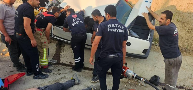 Hatay’da yaşanan kazada araç içinde sıkışan 2 kişiyi itfaiye kurtardı