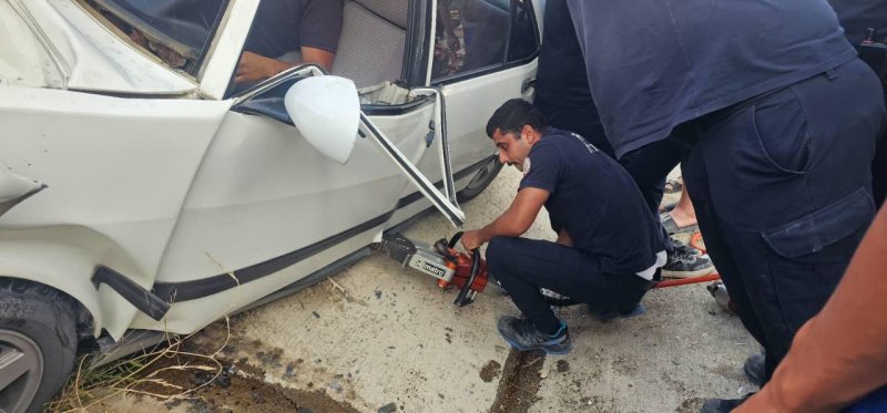 Hatay’da yaşanan kazada araç içinde sıkışan 2 kişiyi itfaiye kurtardı 