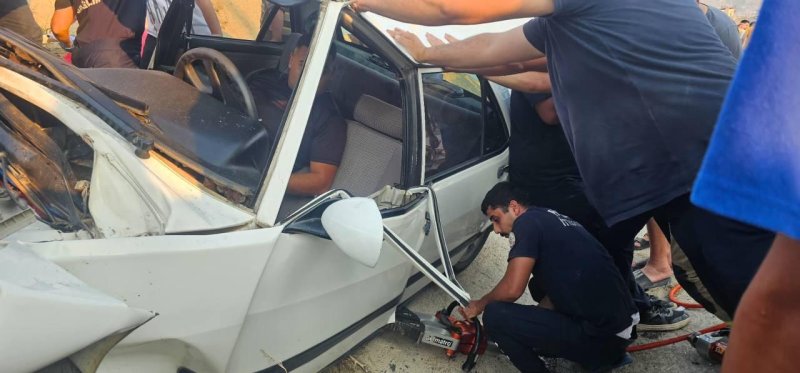 Hatay’da yaşanan kazada araç içinde sıkışan 2 kişiyi itfaiye kurtardı 