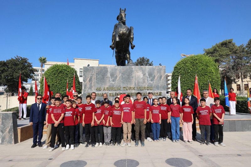Hatay'da İlköğretim Haftası dolayısıyla Atatürk Anıtı’na çelenk sunuldu