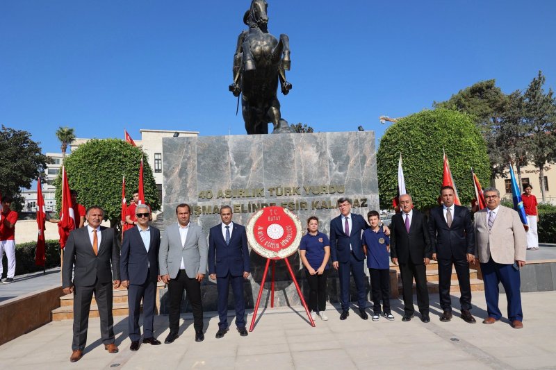 Hatay'da İlköğretim Haftası dolayısıyla Atatürk Anıtı’na çelenk sunuldu